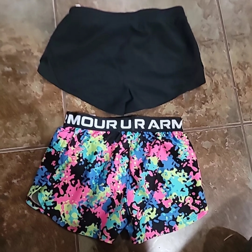 Girls Under Armor Shorts medium